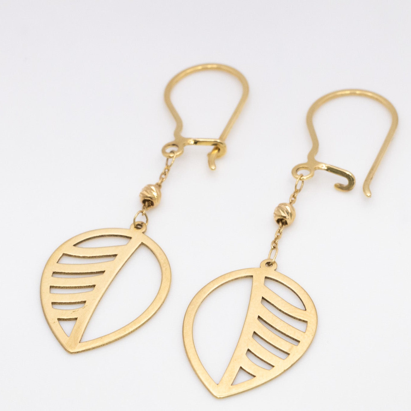 Minimal Leaf Outline Earrings – Solid 18K Gold